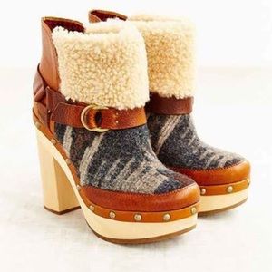 Anthropologie Woolrich Artist Mule